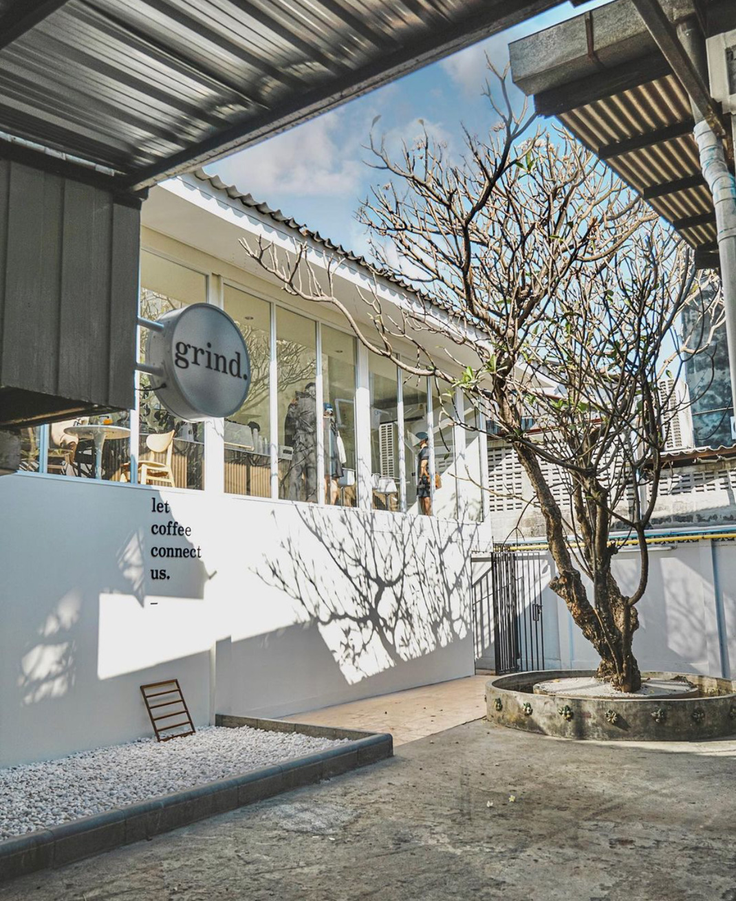 咖啡馆Grind coffee co 泰国 曼谷 咖啡馆 白色 院子 logo设计 vi设计 空间设计