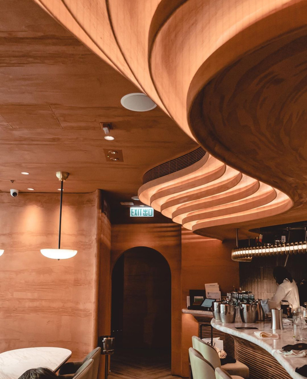 餐厅和酒吧1111 ONES Restaurant 香港 中环 酒吧 拱形 曲线 深棕色 乳胶漆 logo设计 vi设计 空间设计