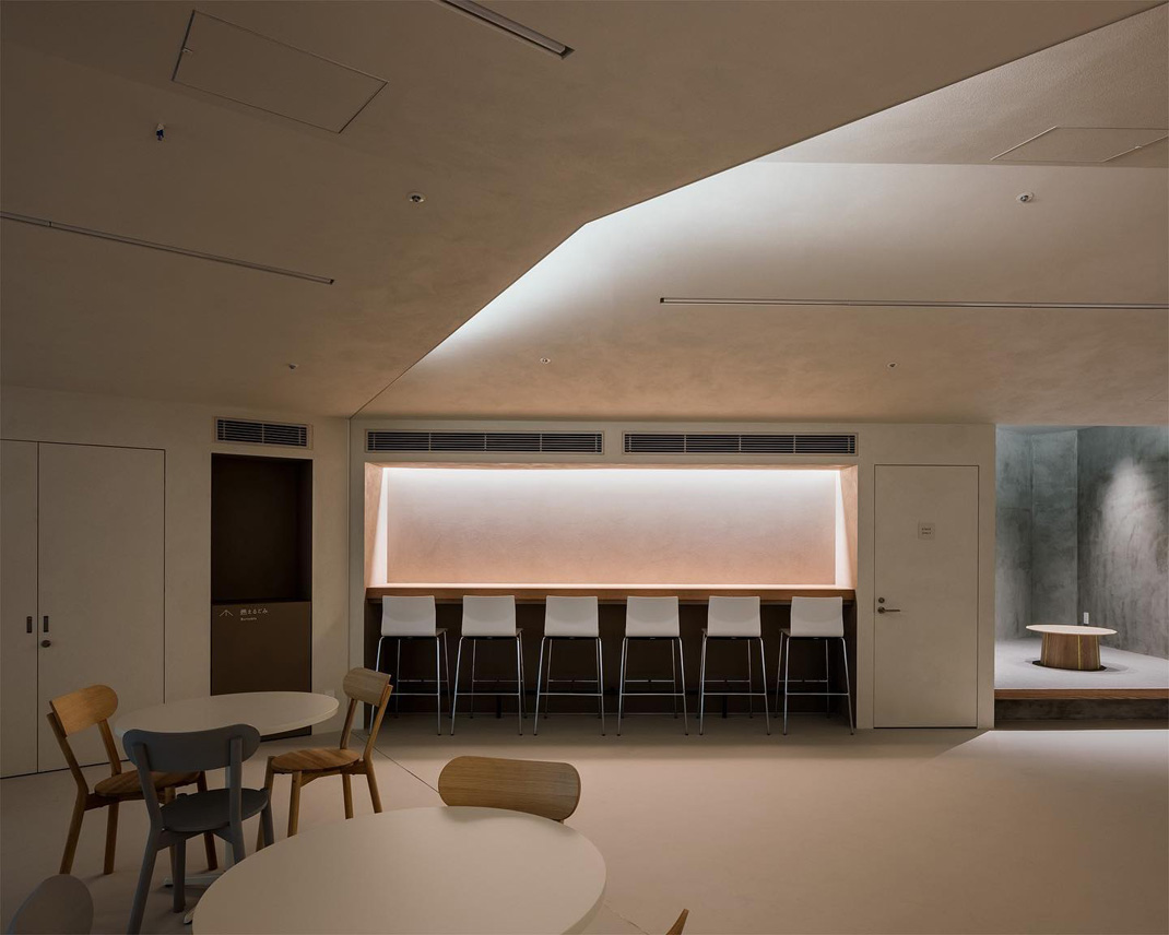 带有嵌套“屋顶空间”的餐厅 日本 食堂 员工餐厅 自然光 三角形 logo设计 vi设计 空间设计
