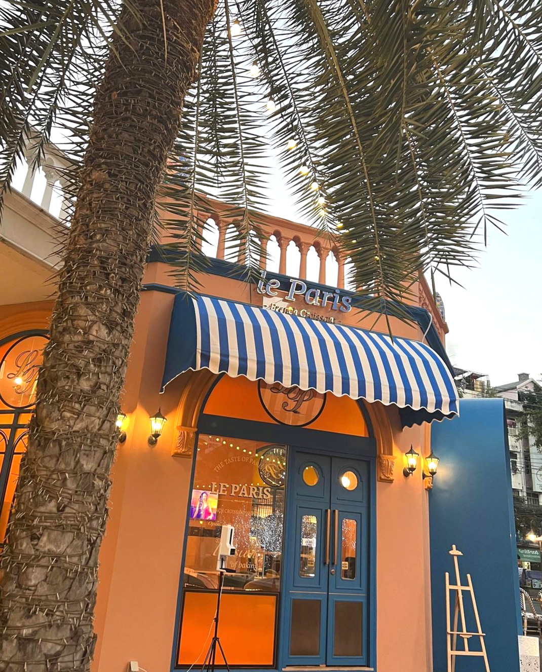 面包店Le Paris Croissant 泰国 曼谷 面包店 法式 橙色 蓝色 logo设计 vi设计 空间设计