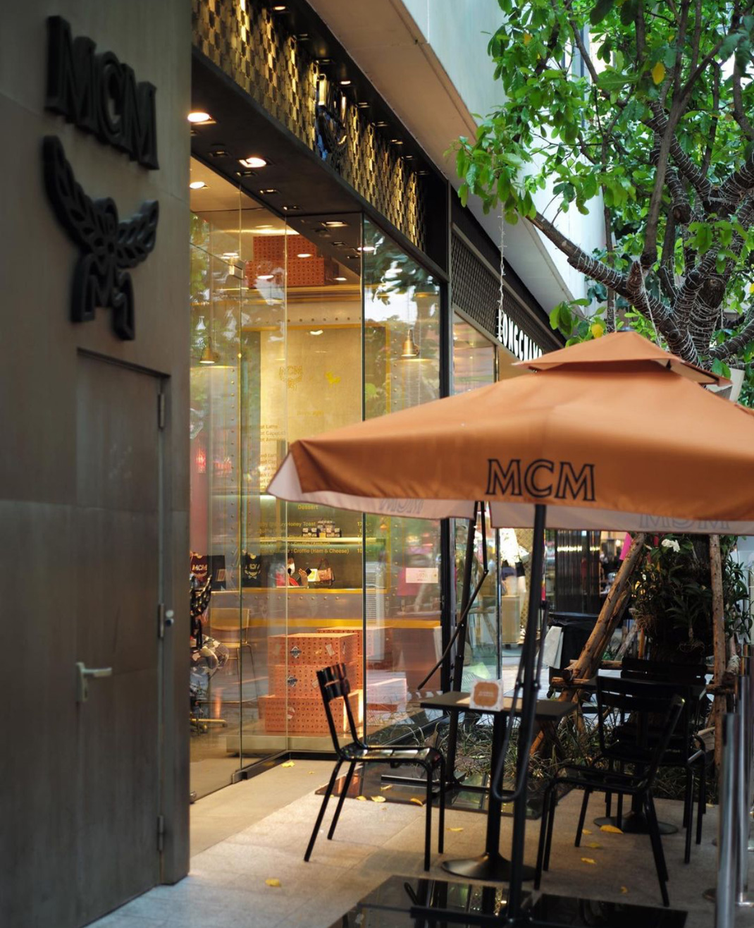 品牌联名MCM x After You咖啡店 泰国 曼谷 咖啡店 联名 装置 箱子 橙色 logo设计 vi设计 空间设计