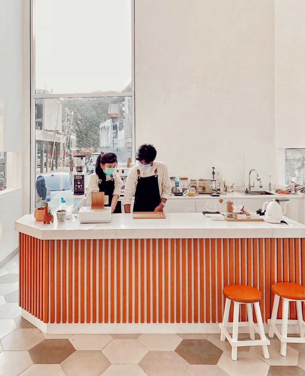 咖啡店Kemang Jakarta Selatan 硬度 咖啡店 弧形 logo设计 vi设计 空间设计