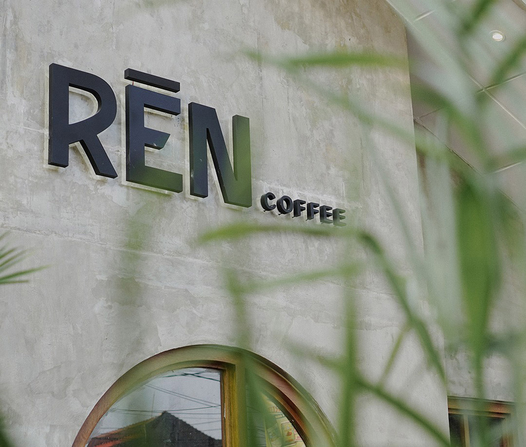 咖啡店Ren Coffee & Eatery 印度 咖啡店 木材 logo设计 vi设计 空间设计