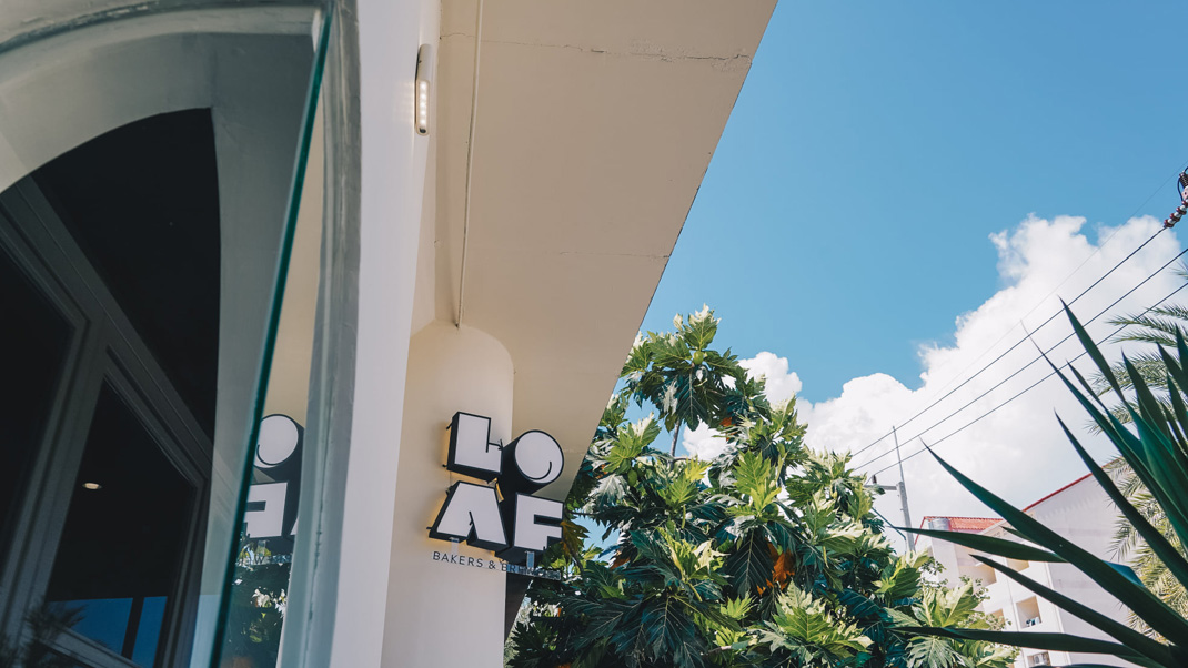 面包店LOAF Bakers & Brewers 泰国 芭达亚 面包店 咖啡店 简餐 字母设计 圆润 logo设计 vi设计 空间设计