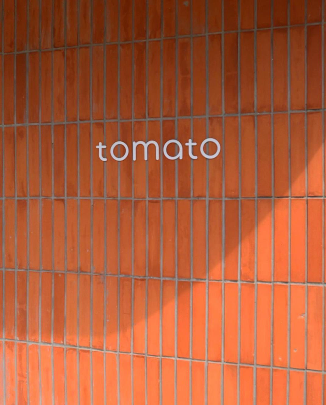 咖啡店TOMATO.cafe 泰国 清迈 咖啡店 面包店 砖 白色 logo设计 vi设计 空间设计