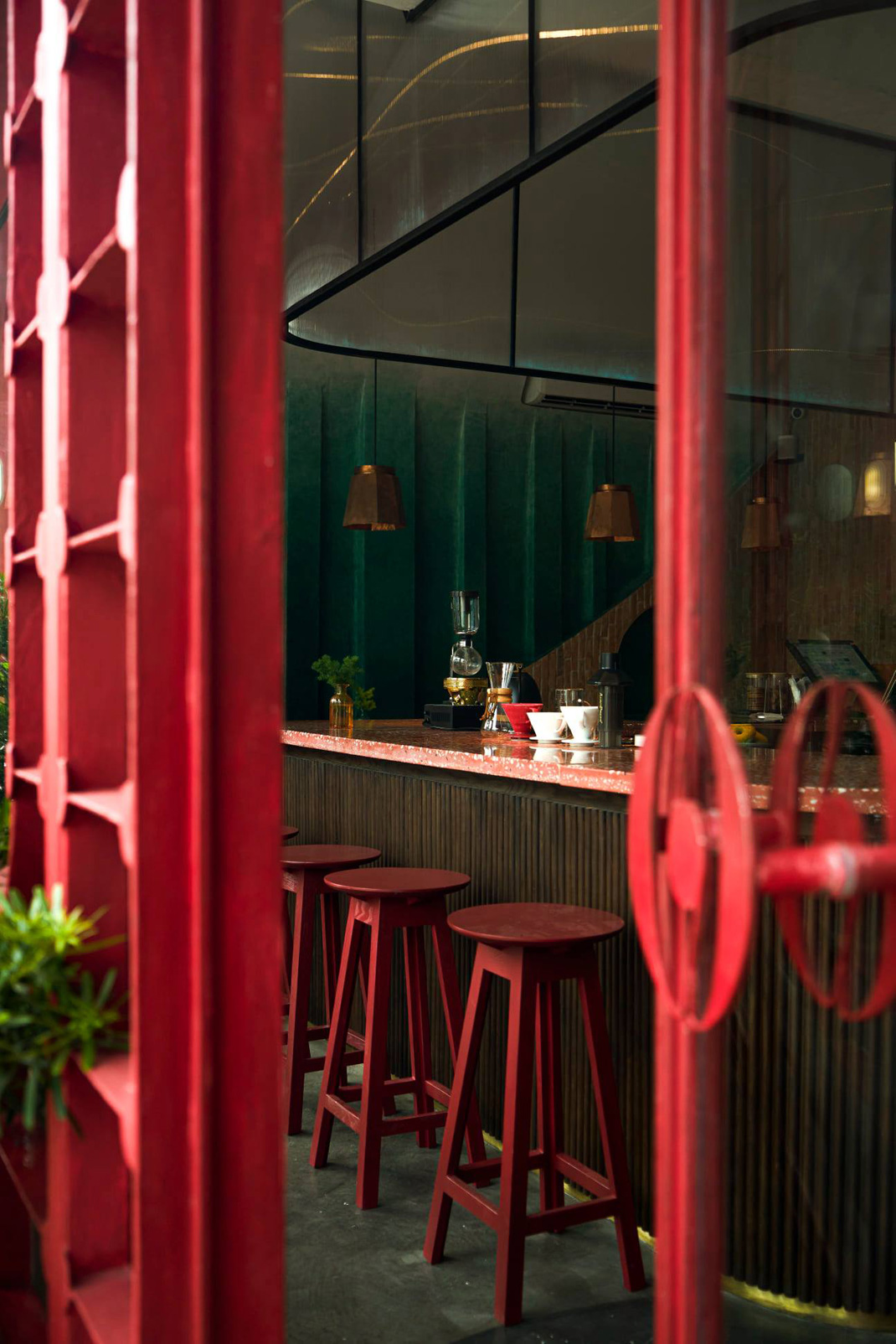 咖啡馆Okkio Caffe 越南 胡志明市 咖啡店 红色 水磨石 亚克力 logo设计 vi设计 空间设计