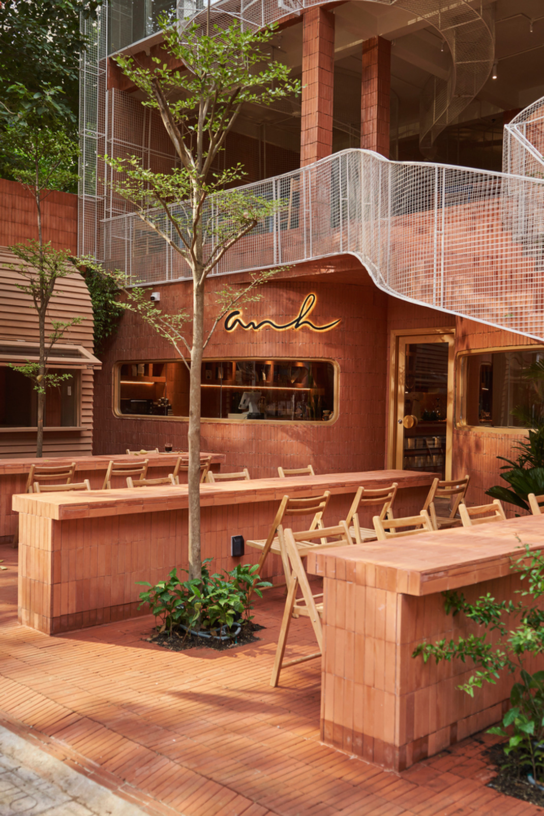 咖啡馆Anh Coffee Roastery 越南 咖啡馆 餐厅 酒吧 红砖 绿植 logo设计 vi设计 空间设计