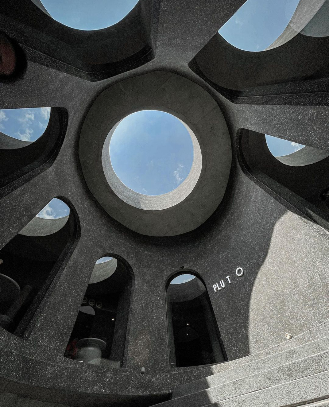 圆形建筑里的咖啡店PLUTO 咖啡店 水磨石 天井 石材 月光球 镜面不锈钢 logo设计 vi设计 空间设计
