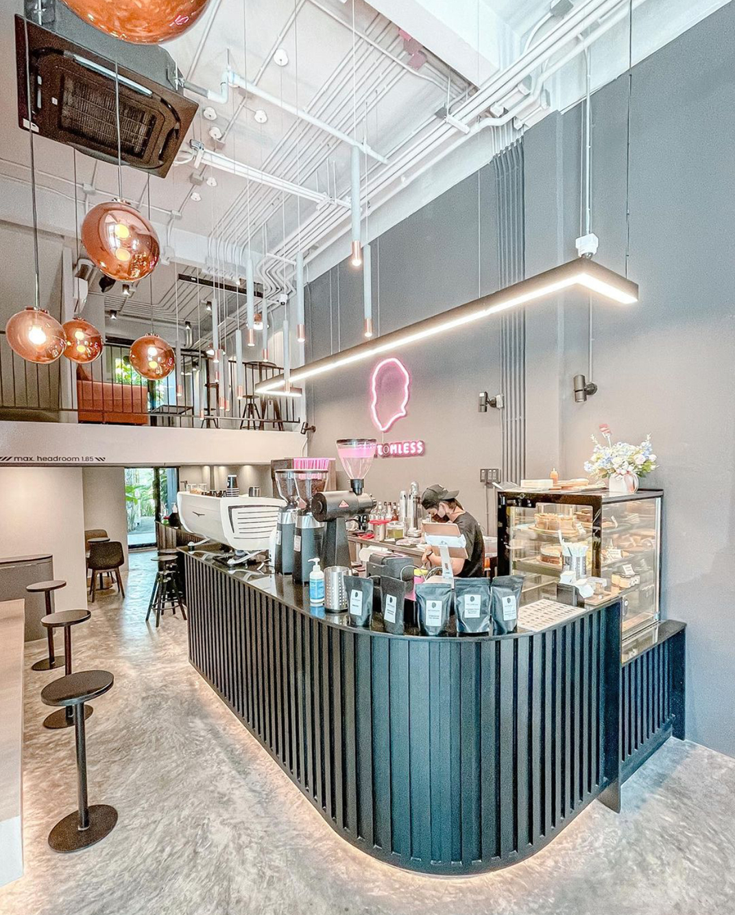 咖啡店Mindscape Café By Bottomless 泰国 曼谷 咖啡店 白色 霓虹灯 绿植 logo设计 vi设计 空间设计