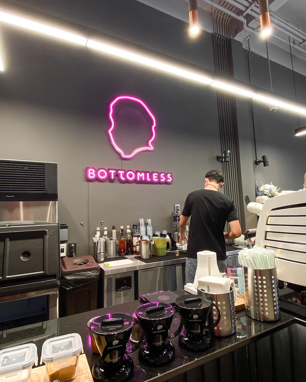 咖啡店Mindscape Café By Bottomless 泰国 曼谷 咖啡店 白色 霓虹灯 绿植 logo设计 vi设计 空间设计