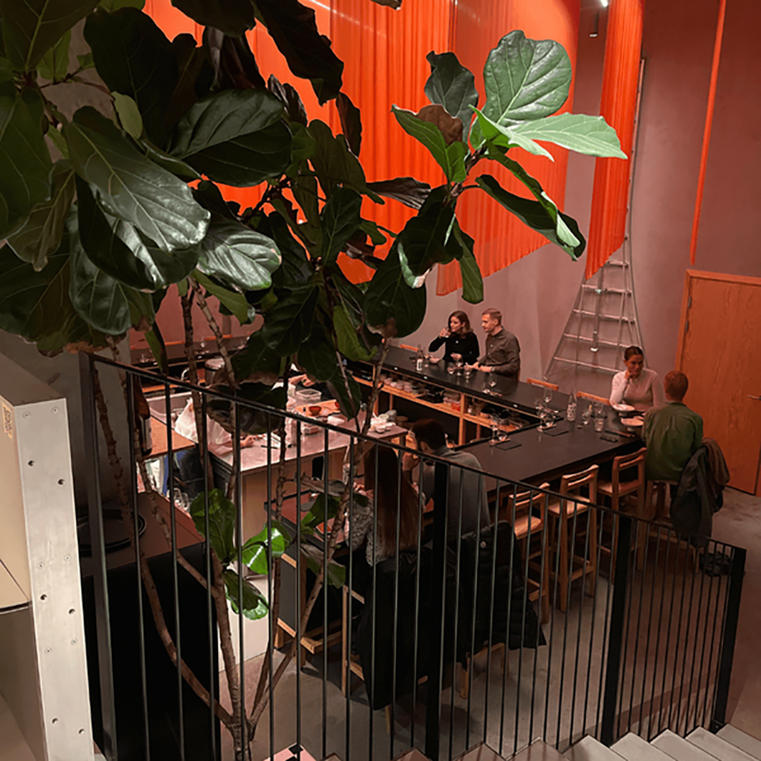 橙色装置吊顶小酒馆Kōnā Workshop 丹麦 小酒馆 酒吧 橙色 铝 装置 logo设计 vi设计 空间设计