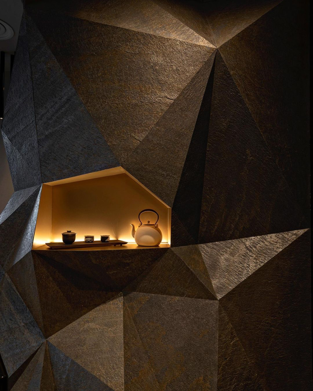 黑色调酒吧空间Yugen Tea Bar 澳大利亚 墨尔本 酒吧 黑色 三角形 水磨石 logo设计 vi设计 空间设计