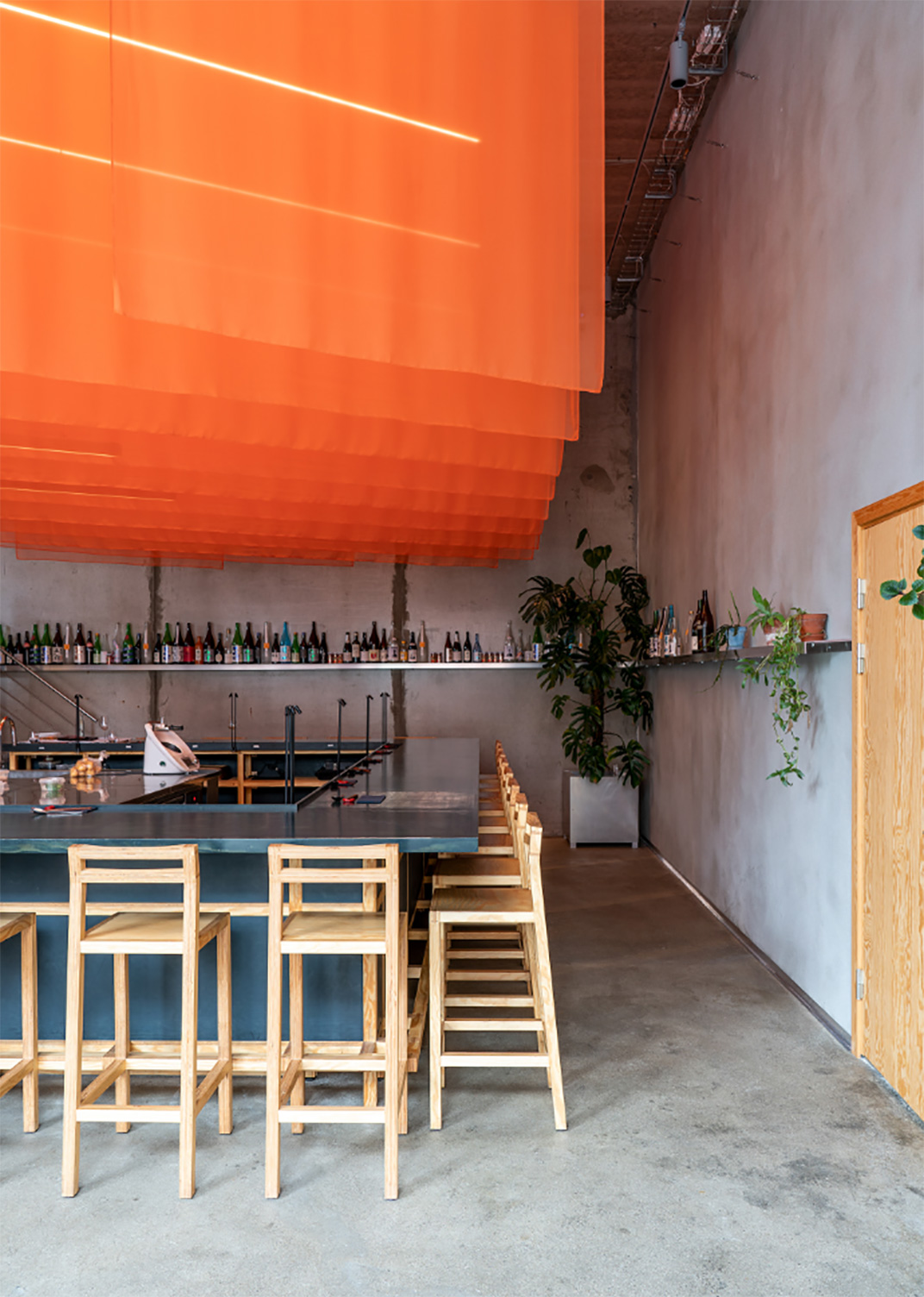 橙色装置吊顶小酒馆Kōnā Workshop 丹麦 小酒馆 酒吧 橙色 铝 装置 logo设计 vi设计 空间设计