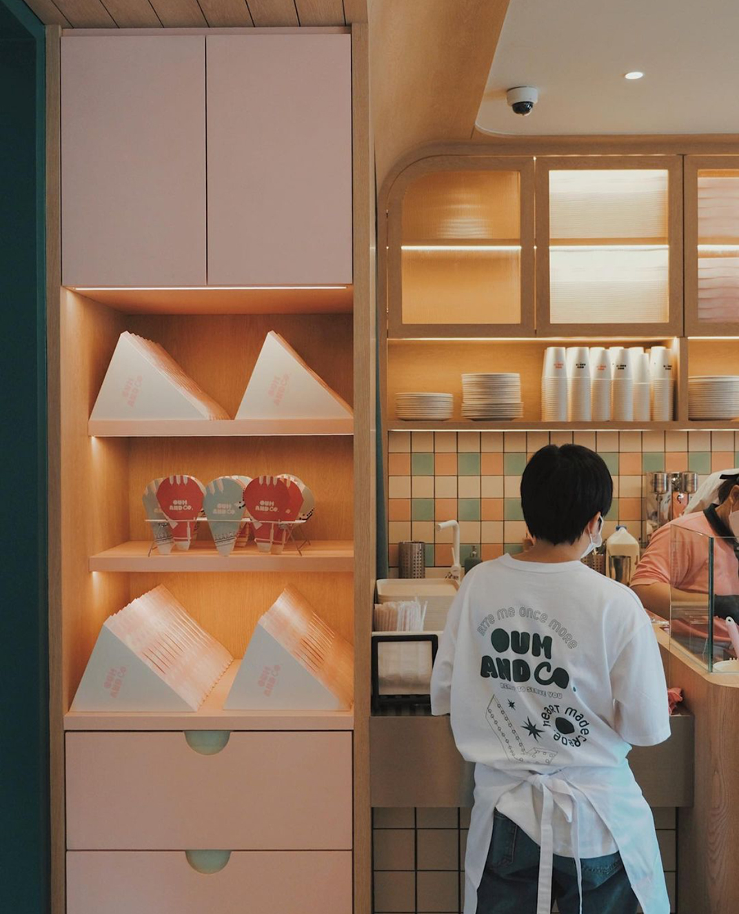 OUM AND CO 可丽饼咖啡店 泰国 曼谷 咖啡店 饼 粉色 绿色 瓷砖 logo设计 vi设计 空间设计