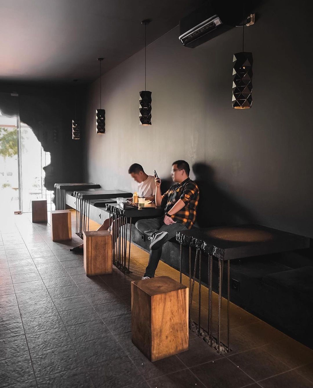 万隆咖啡店Kurokoffee 印度尼西亚 万隆 咖啡店 黑色 插画 图案 石子 沙子 logo设计 vi设计 空间设计