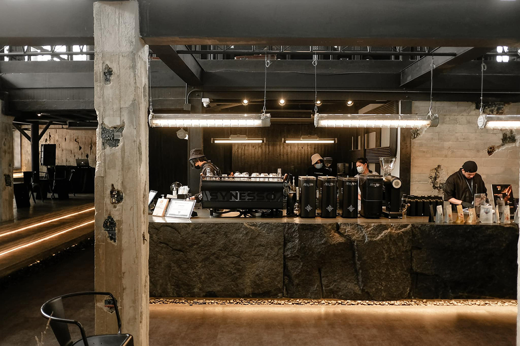一家以黑色调  原始和酷酷风格的咖啡店 泰国 曼谷 咖啡店 黑色 工业风 Loft logo设计 vi设计 空间设计