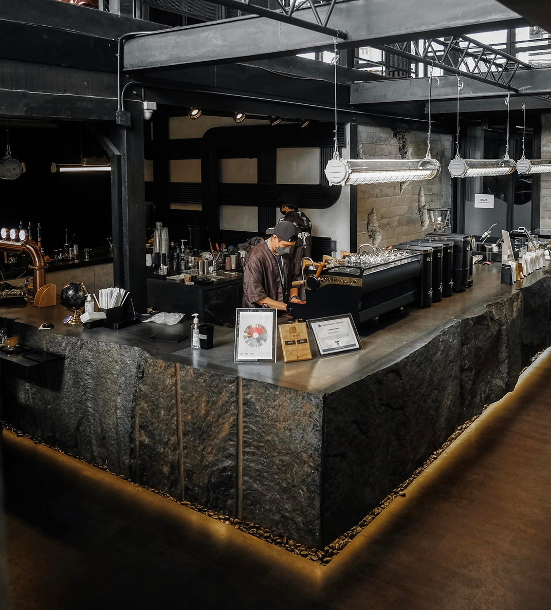 一家以黑色调  原始和酷酷风格的咖啡店 泰国 曼谷 咖啡店 黑色 工业风 Loft logo设计 vi设计 空间设计