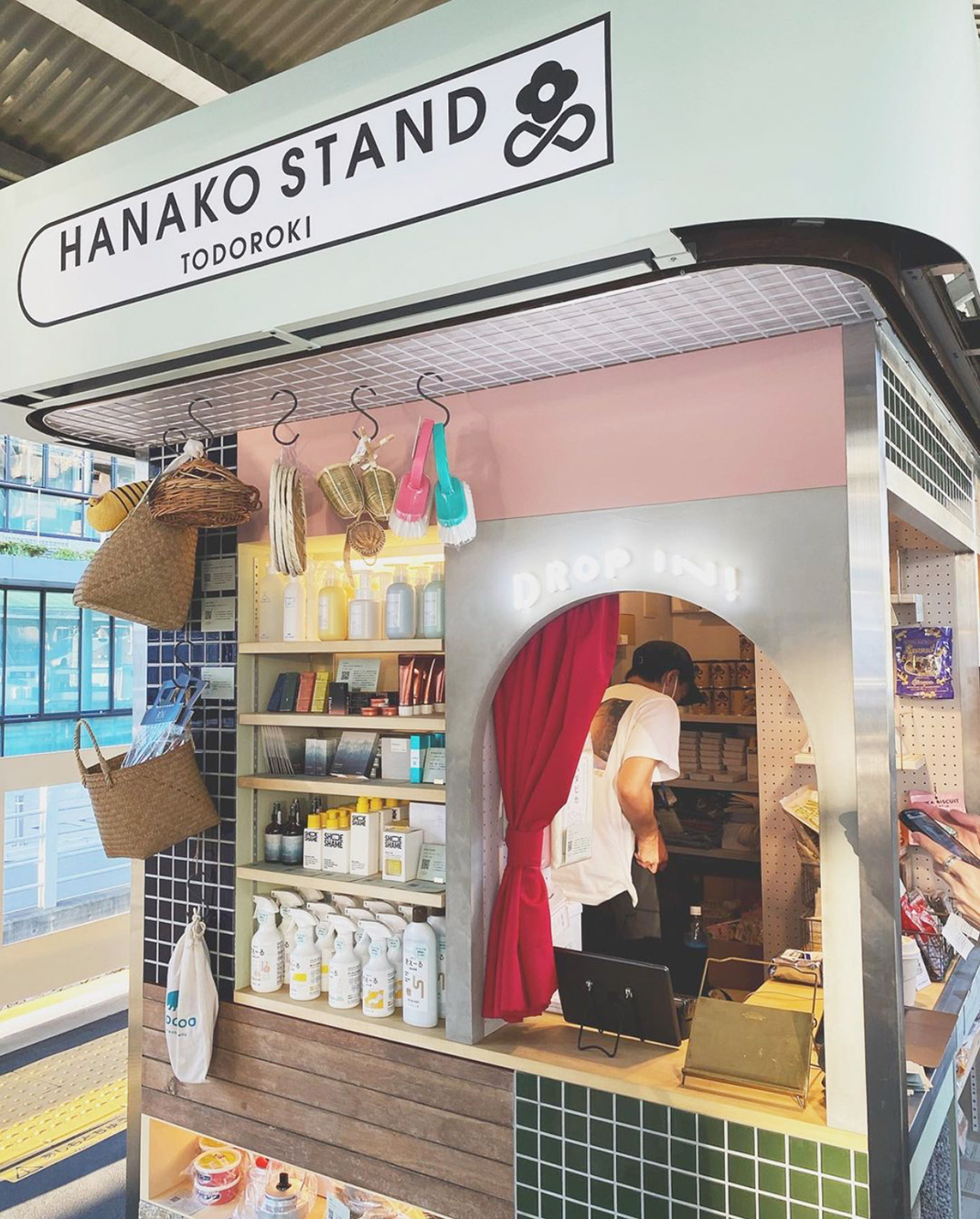 车站里可爱复古造型的便利店 日本 东京 便利店 旧材料 车站  logo设计 vi设计 空间设计