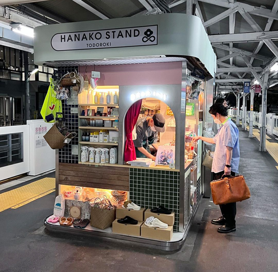 车站里可爱复古造型的便利店 日本 东京 便利店 旧材料 车站  logo设计 vi设计 空间设计
