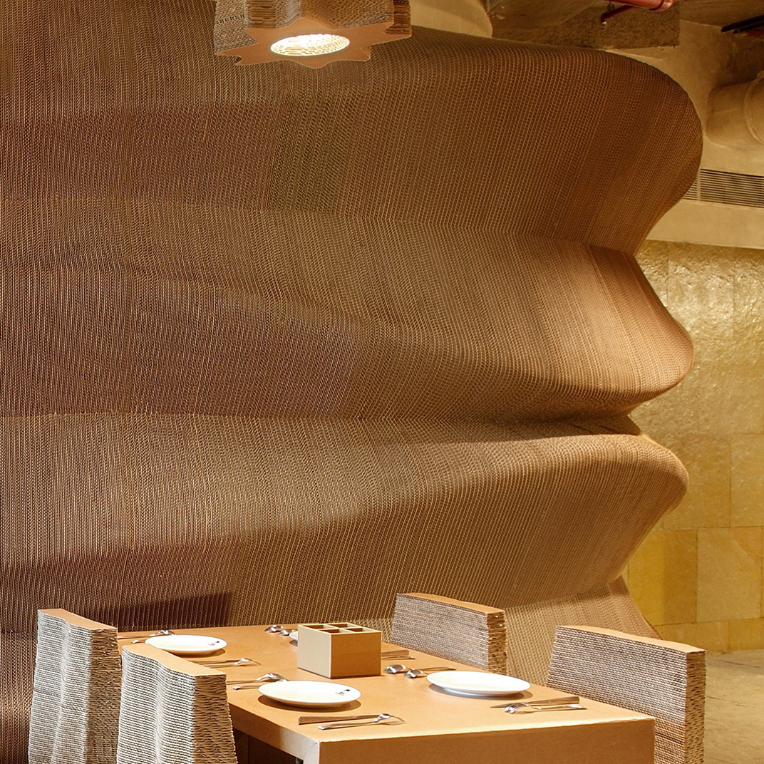 纸板元素组成的咖啡馆 孟买 咖啡馆 纸箱 纸板 圆筒 环保 实验 概念空间 logo设计 vi设计 空间设计