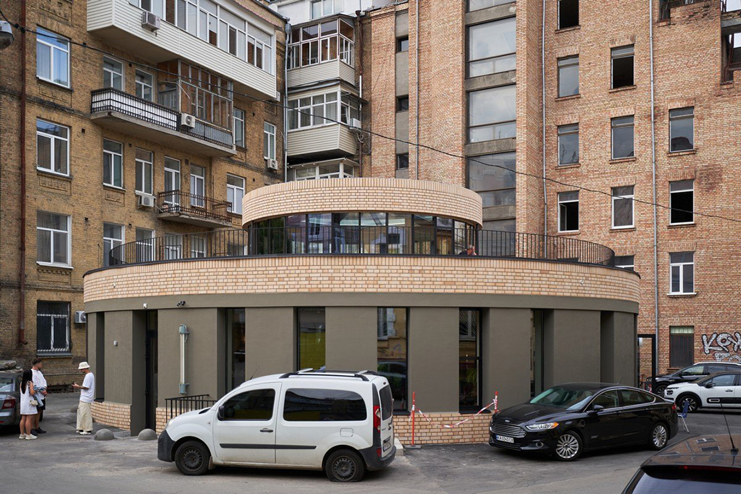 居民区里的圆形建筑餐厅Reitarska Circle 乌克兰 成都 社区 圆形 居民区 logo设计 vi设计 空间设计