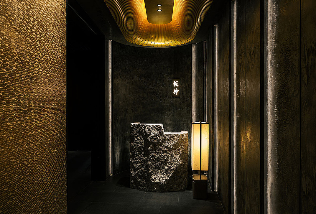 伊丹铁板烧日本料理 香港 日式餐厅 寿司 湾仔 黑色 黄铜 logo设计 vi设计 空间设计