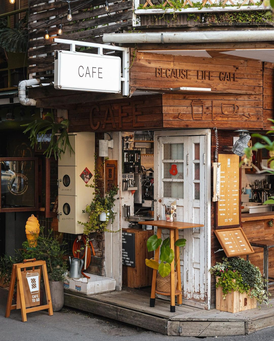 火车站附近复古咖啡店Because Life Cafe 台湾 上海 咖啡店 复古 木质 街区 logo设计 vi设计 空间设计