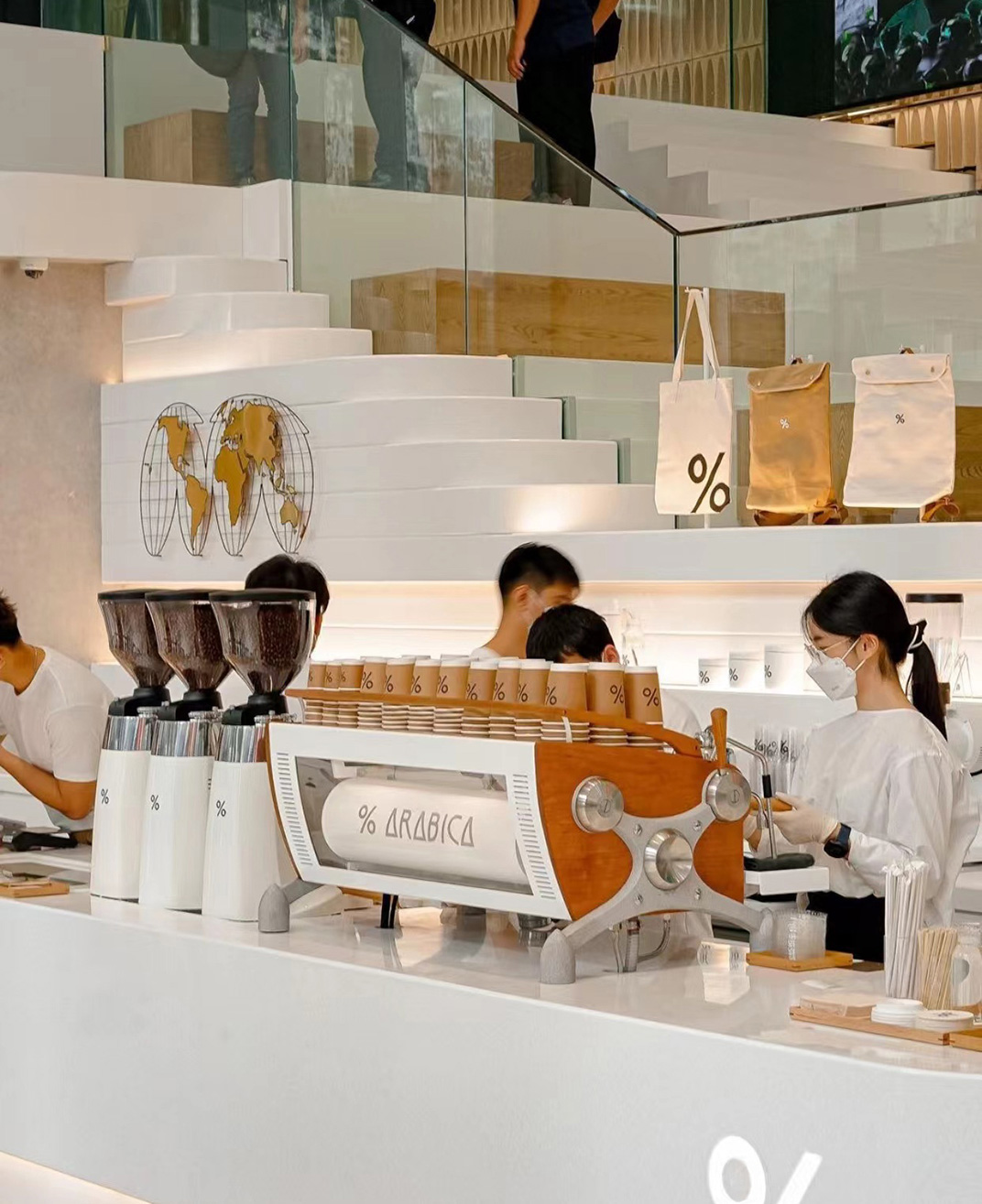 arabica在曼谷的第四家分店 成都 泰国 曼谷 咖啡店 arabica % 白色 logo设计 vi设计 空间设计