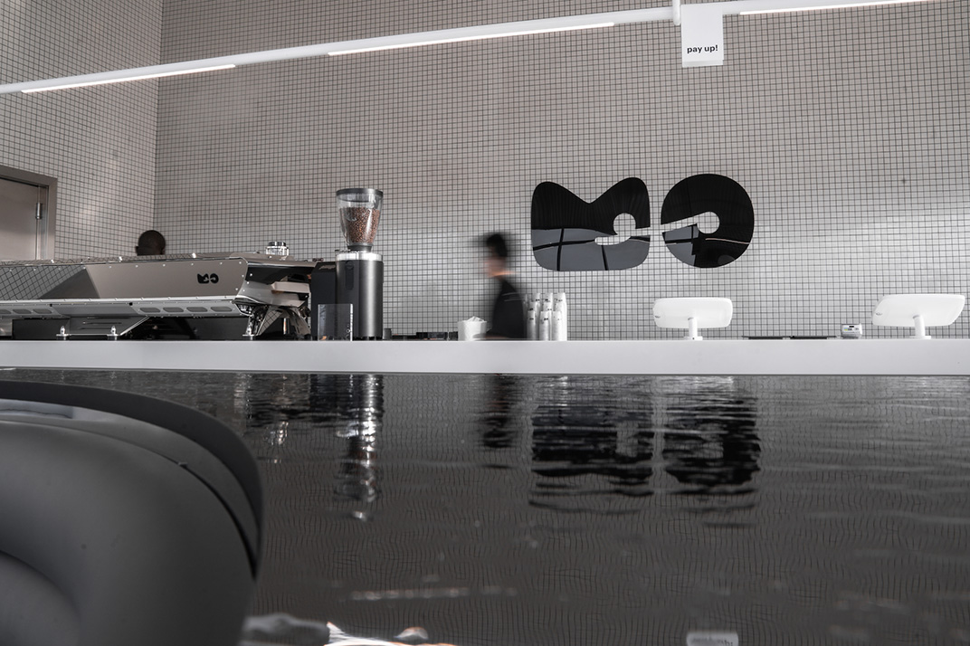充满未来感的面包店 西班牙 北京 面包店 未来 小白砖 镜面不锈钢 金属 logo设计 vi设计 空间设计