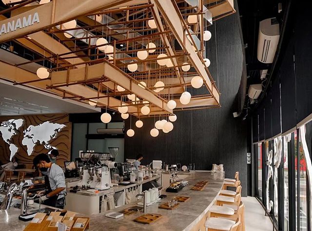垂直空间里做装置设计的咖啡店，泰国