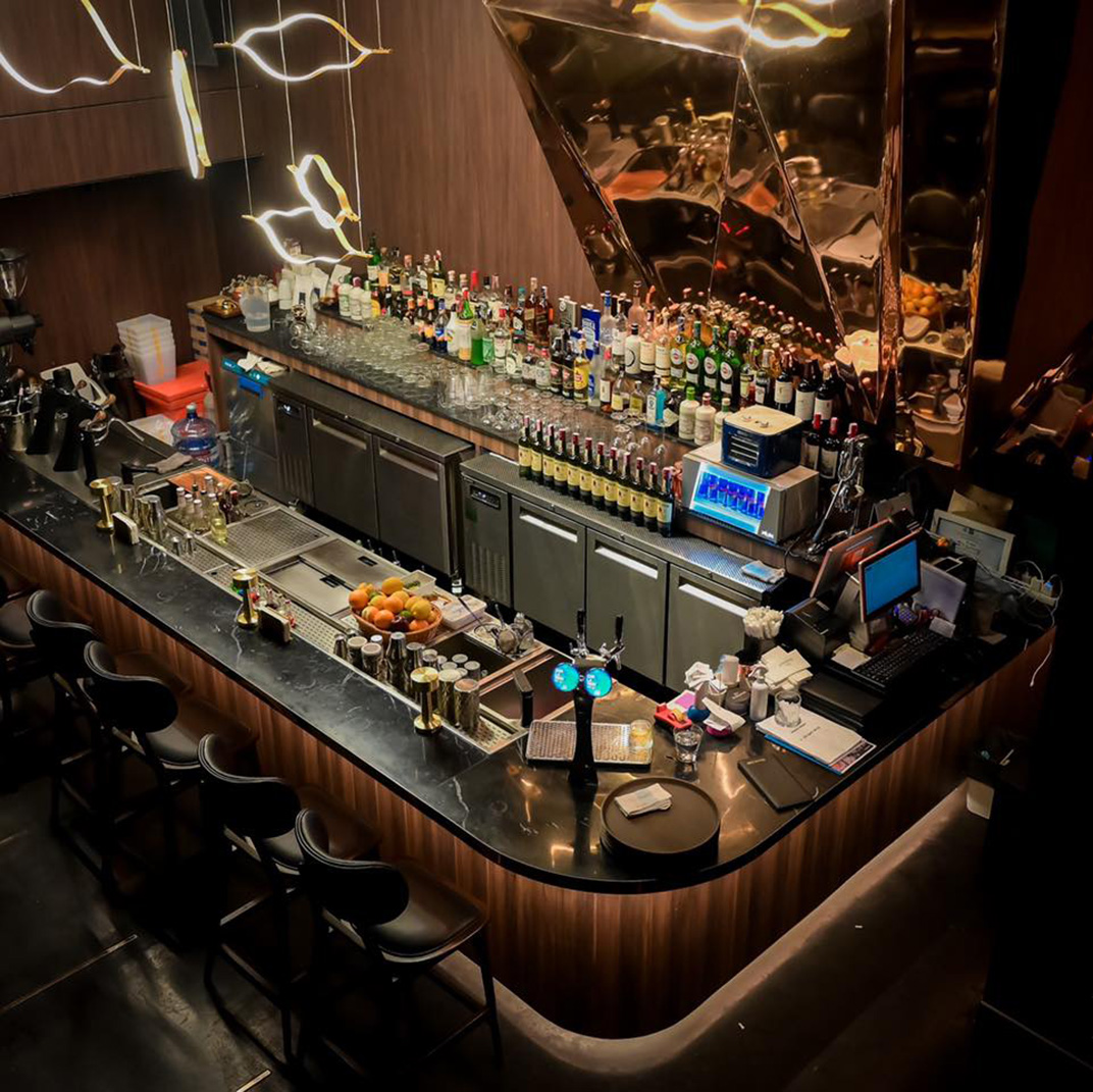 鸡尾酒吧餐厅Pennant Thonglor 泰国 上海 曼谷 酒吧 不锈钢 石材 logo设计 vi设计 空间设计