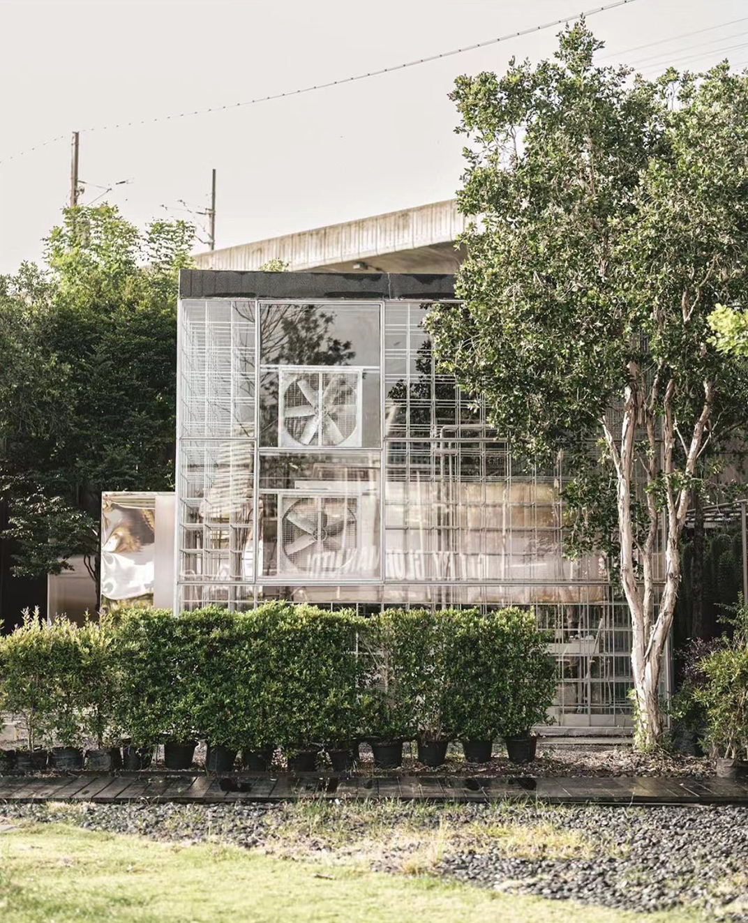 玻璃房子里的金属网格咖啡店Urban Yard 泰国 咖啡店 金属 玻璃 网格 亚克力 logo设计 vi设计 空间设计