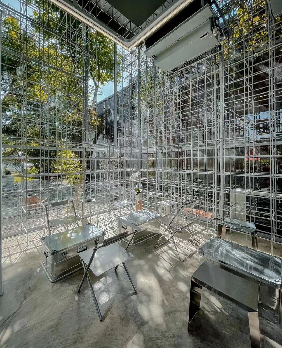 玻璃房子里的金属网格咖啡店Urban Yard 泰国 咖啡店 金属 玻璃 网格 亚克力 logo设计 vi设计 空间设计