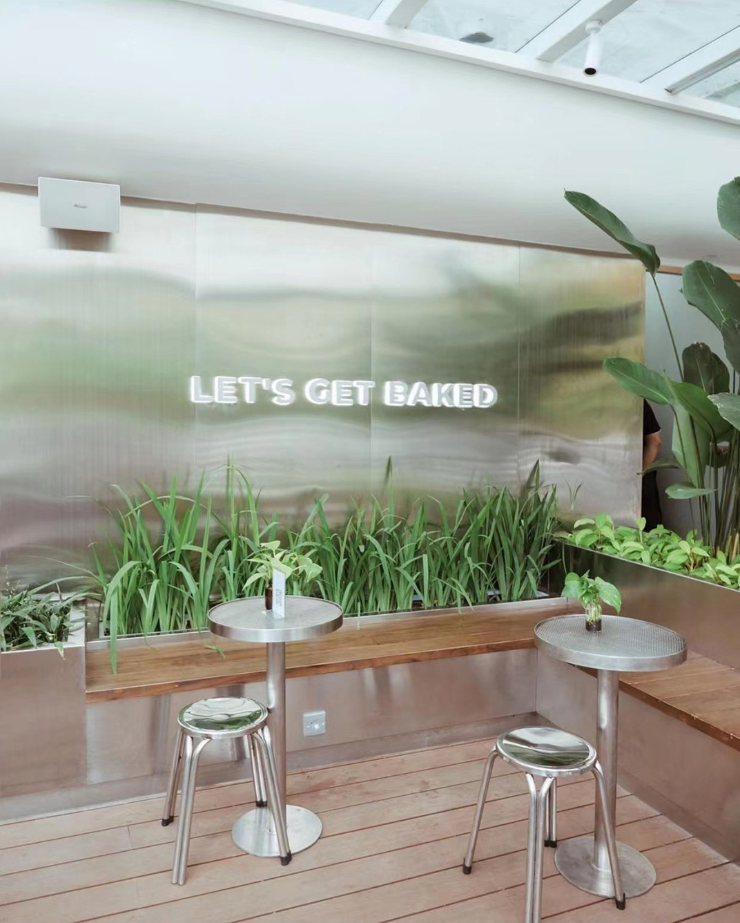 干净整洁的面包店咖啡店空间 印度尼西亚 上海 面包店 咖啡店 不锈钢 金属网 logo设计 vi设计 空间设计