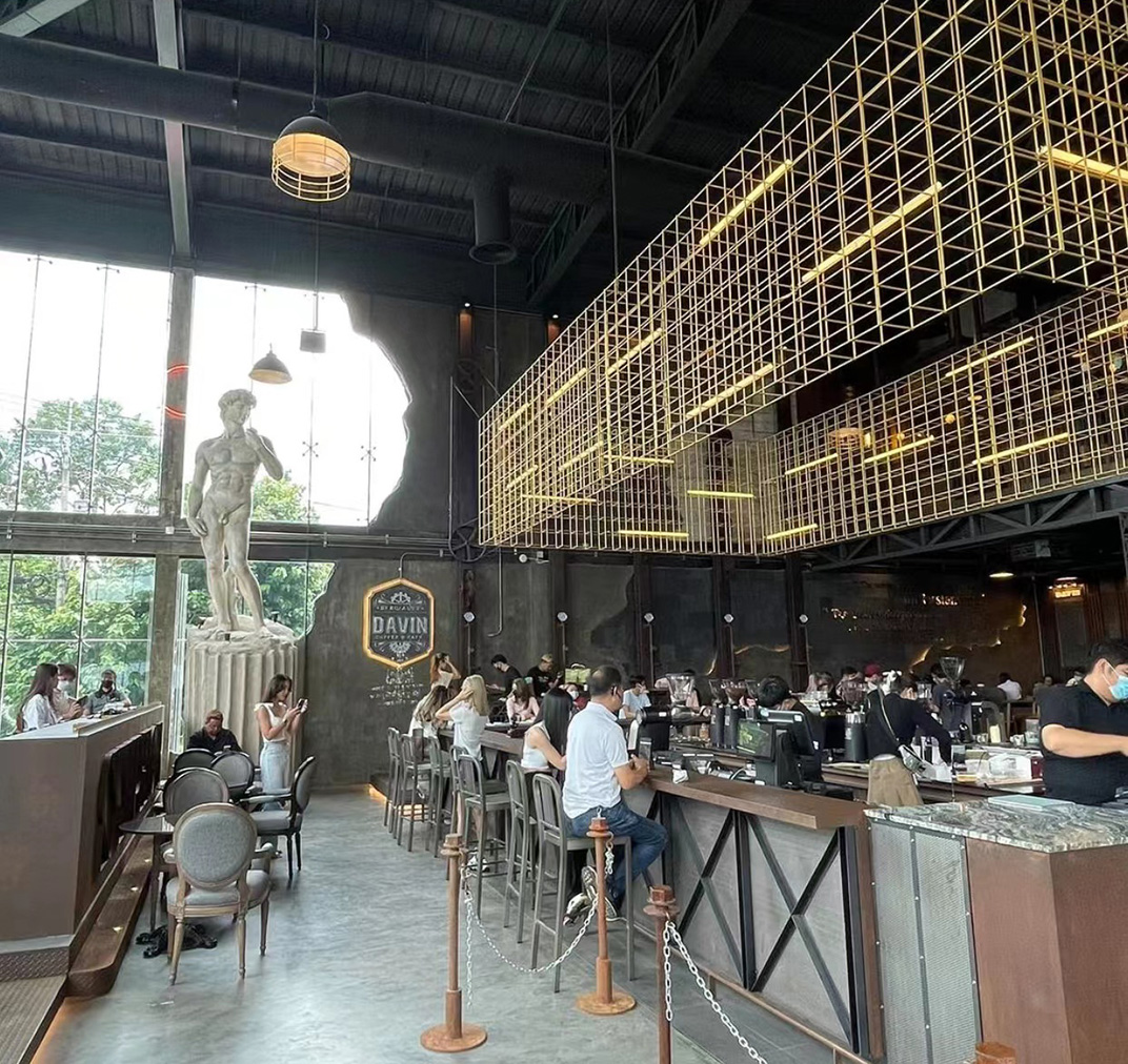 开在曼谷的新古希腊咖啡馆 泰国 曼谷 西安 咖啡店 工业风 罗马柱 雕塑 希腊 logo设计 vi设计 空间设计