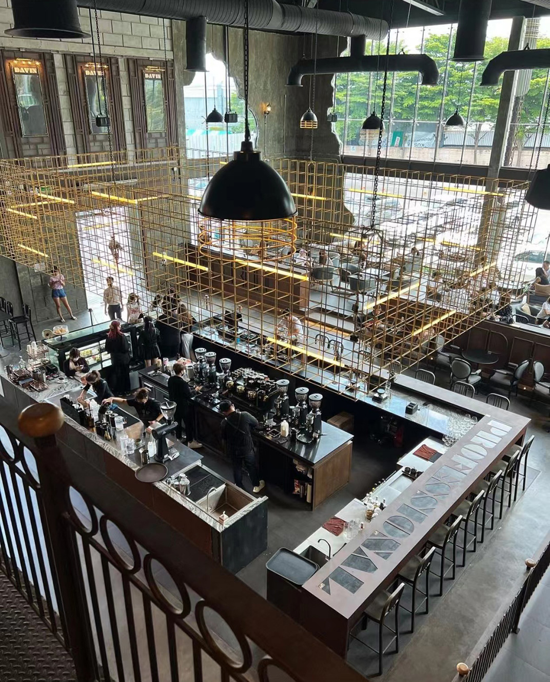 开在曼谷的新古希腊咖啡馆 泰国 曼谷 西安 咖啡店 工业风 罗马柱 雕塑 希腊 logo设计 vi设计 空间设计