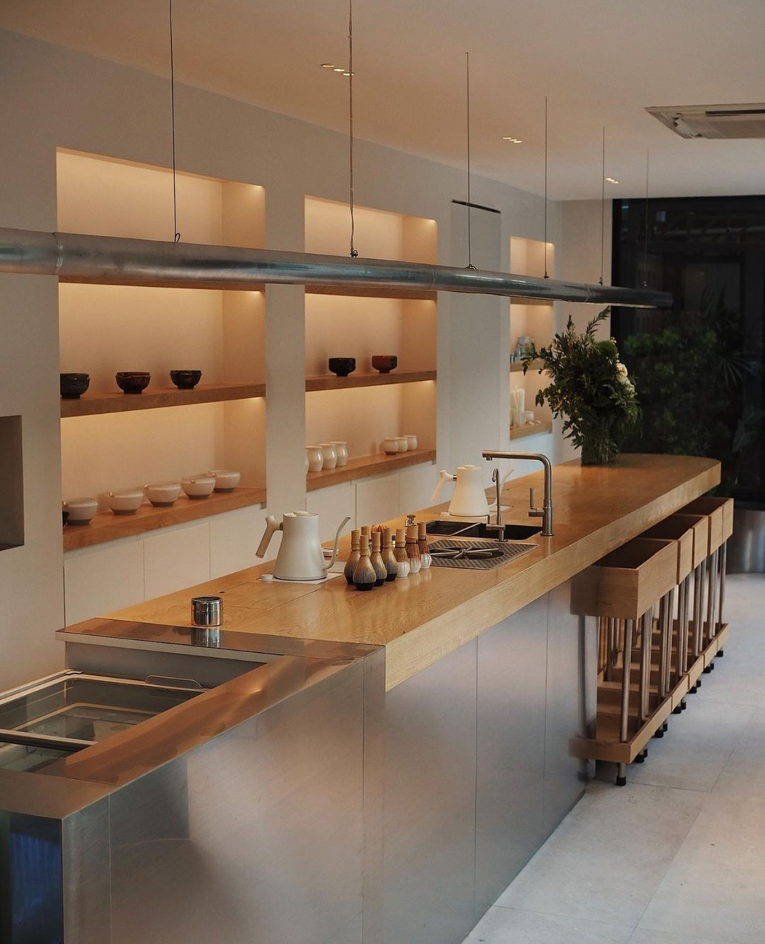白色调和木头装饰的咖啡店 泰国 曼谷 成都 咖啡店 白色调 木头 不锈钢 logo设计 vi设计 空间设计