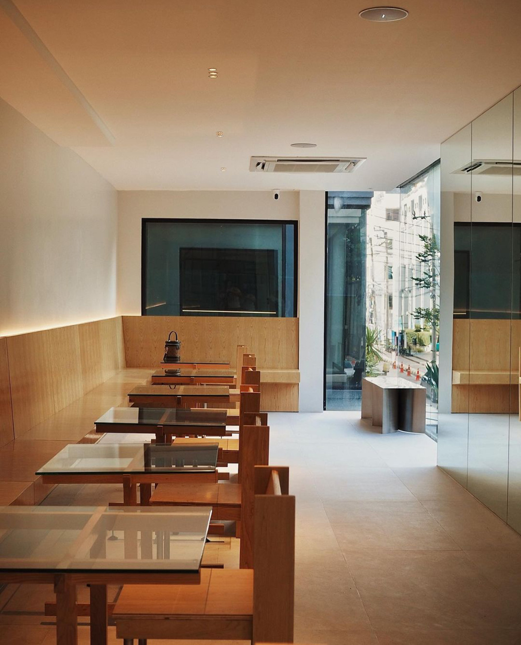 白色调和木头装饰的咖啡店 泰国 曼谷 成都 咖啡店 白色调 木头 不锈钢 logo设计 vi设计 空间设计