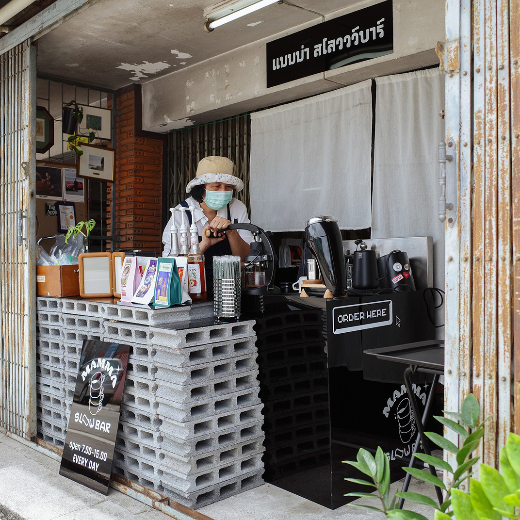 一位退休妈妈开的咖啡店 泰国 上海 咖啡店 妈妈 市井风 logo设计 vi设计 空间设计