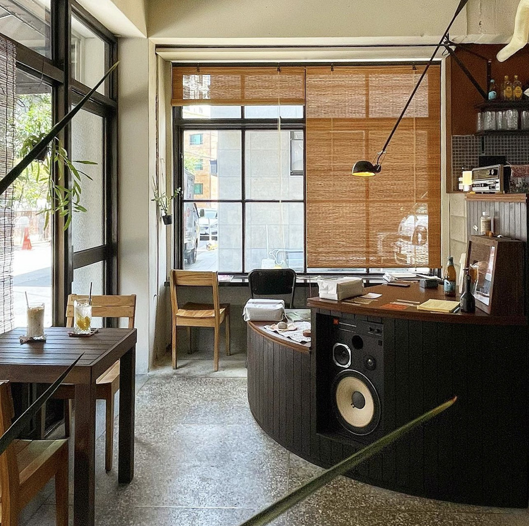 咖啡音乐酒精融合而成的自由空间 韩国 首尔 咖啡店 音箱 音乐 复古 logo设计 vi设计 空间设计