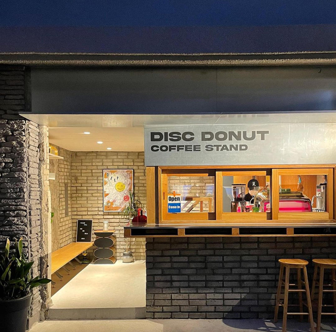 甜甜圈 咖啡店设计 韩国 上海 首尔 咖啡店 甜甜圈 砖 木饰面 不锈钢 logo设计 vi设计 空间设计