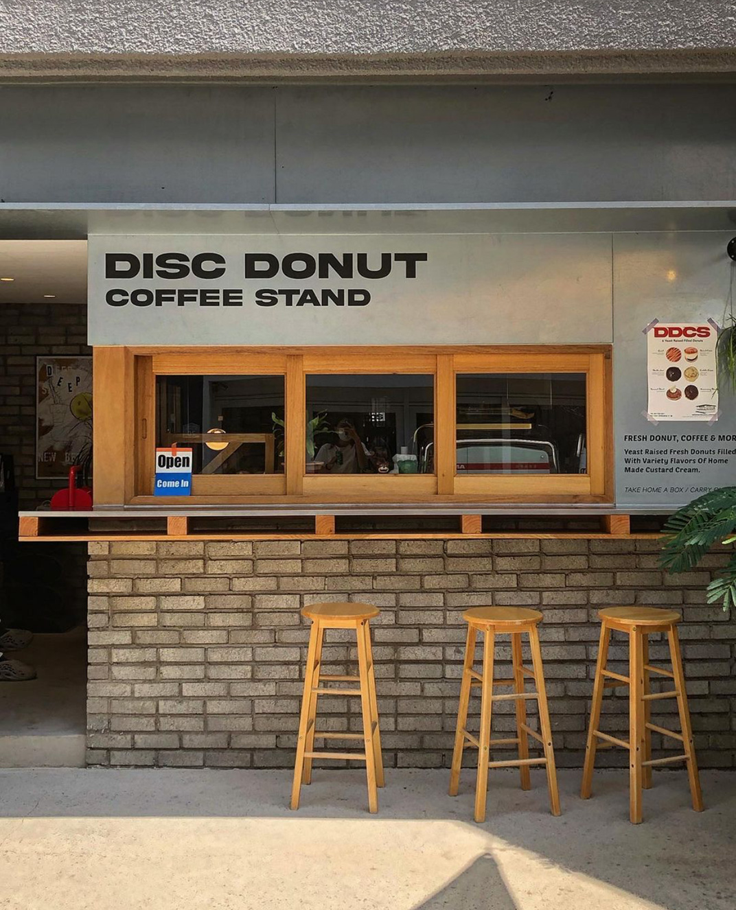 甜甜圈 咖啡店设计 韩国 上海 首尔 咖啡店 甜甜圈 砖 木饰面 不锈钢 logo设计 vi设计 空间设计