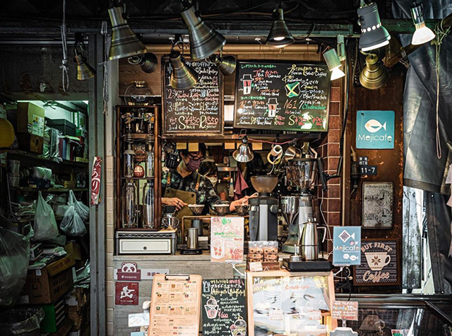 市场一角的市井摊位咖啡店，日本