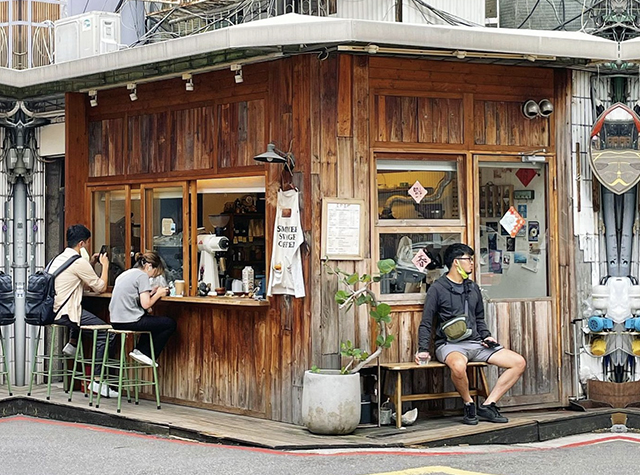 老木头质感-转角咖啡店夏野豆行，台湾