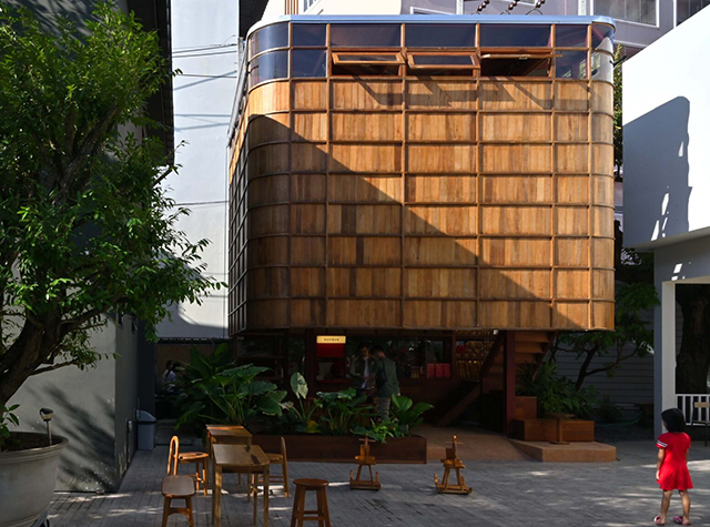 用回收木材包裹的面包店咖啡店Nakhonsawan，泰国 | Designed by CUP.scale 工作室