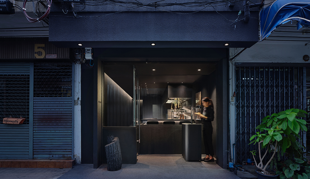 黑色调烧烤餐厅TAAHRA，泰国，曼谷 | Designed by Tastespace.co