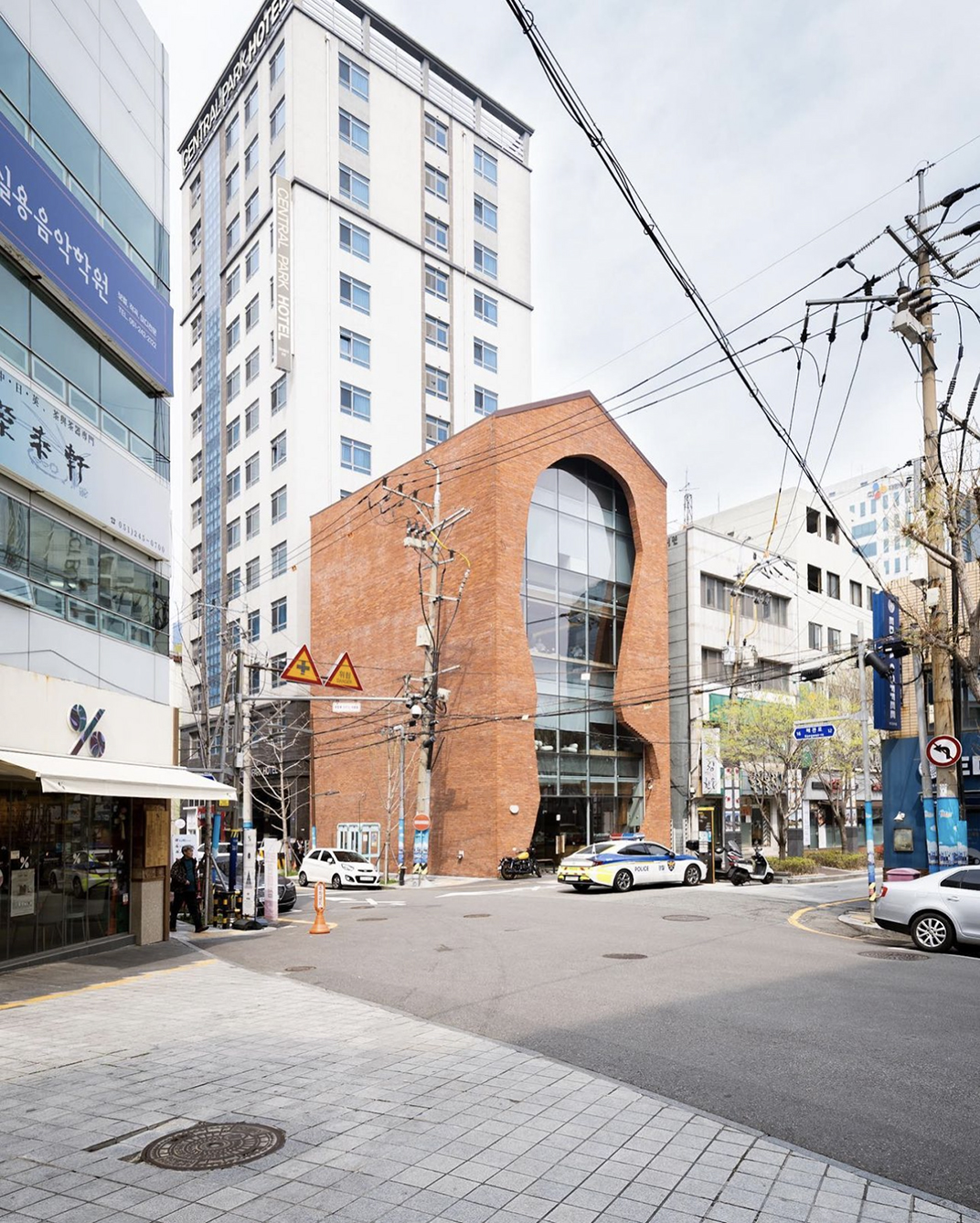 3层楼高落地窗的绝美韩屋咖啡厅 韩国 深圳 上海 北京 广州 武汉 咖啡店 餐饮商业 logo设计 vi设计 空间设计