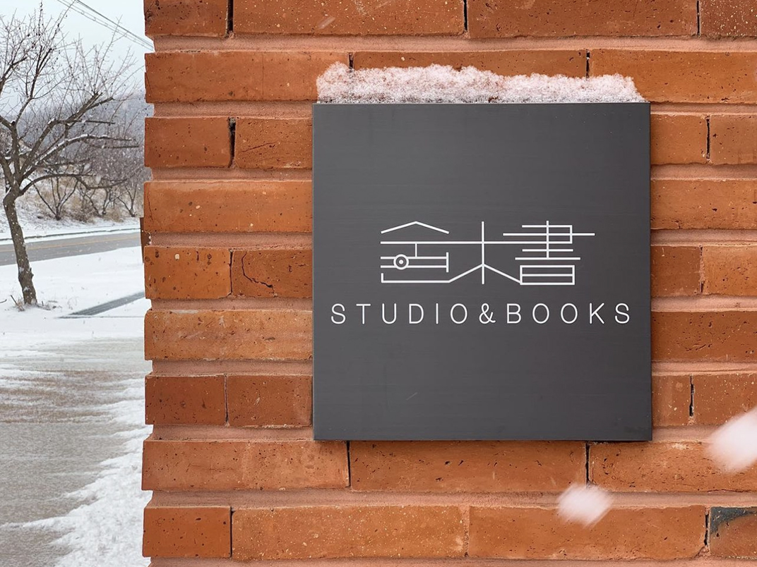 工作室和书籍 画廊 咖啡厅空间Suyeonmokseo 韩国 深圳 上海 北京 广州 武汉 咖啡店 餐饮商业 logo设计 vi设计 空间设计