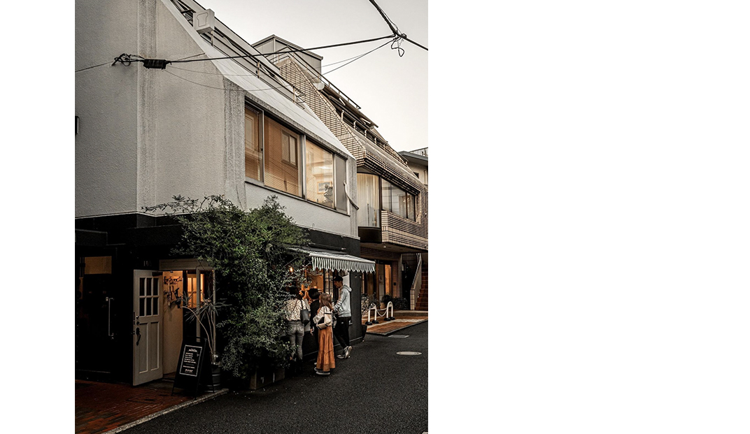 沿街巷子里的咖啡店，东京