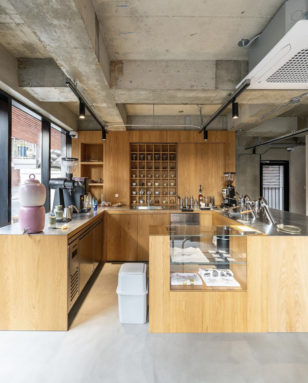 红砖建筑里的咖啡馆Coffee 韩国 首尔 深圳 上海 北京 广州 武汉 咖啡店 餐饮商业 logo设计 vi设计 空间设计